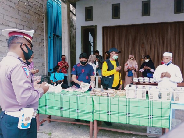 Borong dagangan pedagang kue di Jalan Lorong Kapur, Tembilahan, Kabupaten Indragiri Hilir (Inhil) Yayasan Vioni Bersaudara bagi-bagikan 300 paket takjil untuk warga di Tembilahan Hulu (foto/Rgo)