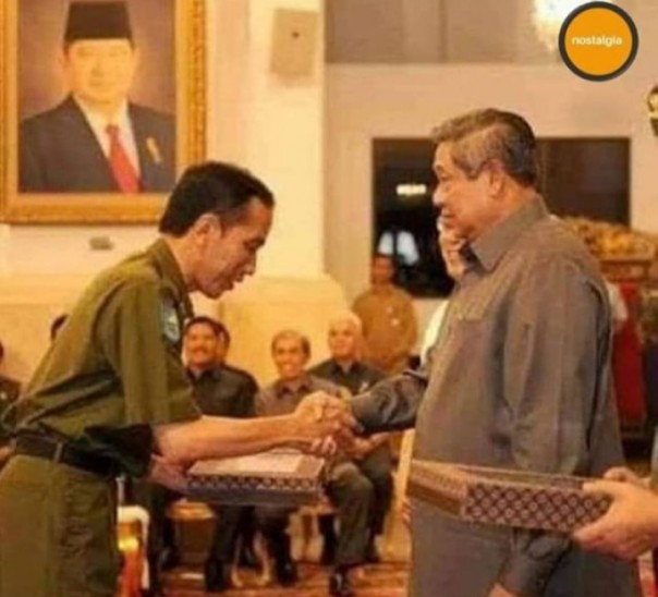 Viral foto Presiden Jokowi muda bersalaman dengan Presiden RI ke-6 SBY (foto/int)