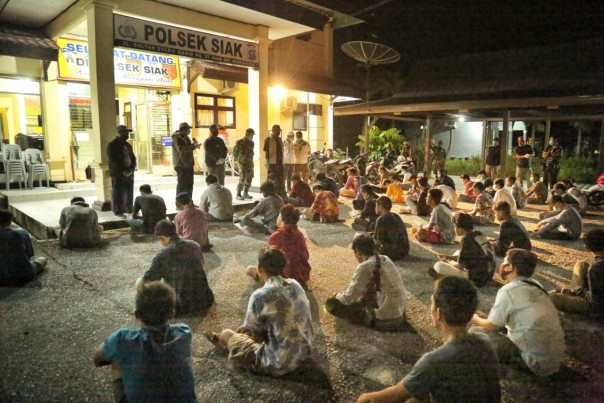 Sebanyak 58 orang warga kota  Siak Sri Indrapura diamankan jajaran Polres Siak, karena tak mematuhi imbauan agar tak keluar malam (foto/Lin)