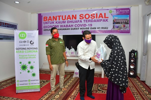 Menyikapi hal ini, IZI Riau berkerja sama dengan Hasanah Guest House mengadakan program bantuan sosial untuk kaum dhuafa terdampak ekonomi wabah Covid-19 (foto/ist)