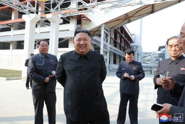 Kim Jong-un Pemimpin Korea Utara tersenyum saat menghadiri peresmian pabrik pupuk (foto/int)