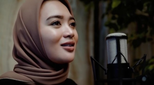 Wika Salim berhijab menyanyikan lagu Aisyah Istri Rasulullah (foto/int)