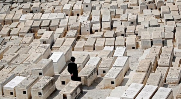 Seorang Yahudi ultraortodoks sedang berziarah ke kuburan kaumnya di Bukit Zaitun, Yerusalem (ilustrasi). (Foto: AFP)