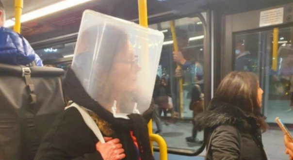 Salah seorang warga Inggris mengenakan pelindung pada bagian kepala, untuk terhindar dari wabah virus Corona. Foto: int 