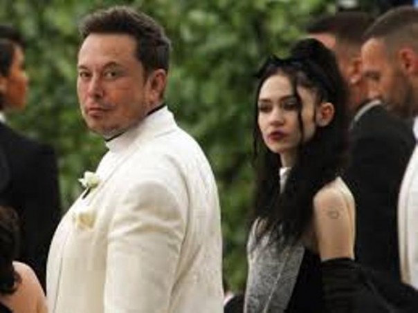 Elon Musk dan kekasihnya penyanyi Grimes. Foto; int 