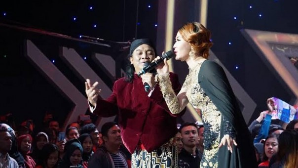 Penyanyi Inul Daratista saat berduet dengan Didi Kempot, The Godfather of Broken Heart (foto/int)