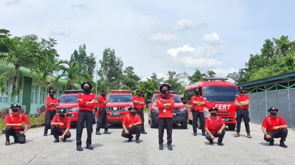 Meski di tengah pandemi global corona virus disease (Covid-19), tim pemadam kebakaran (Fire Fighter) PT Riau Andalan Pulp and (RAPP) terus tingkatkan kewaspadaan (foto/Ardi)