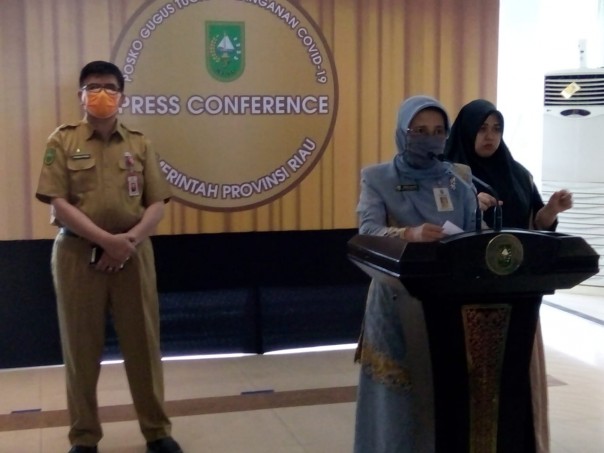 Kadinkes Riau Mimi Yuliani Nazir dalam komferensi pers (foto/Wira)
