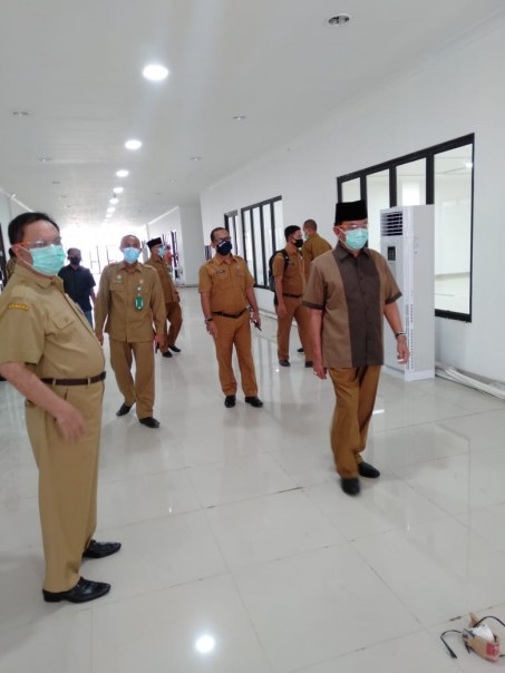 Bupati Kabupaten Indragiri Hilir (Inhil), HM Wardan meminta instansi terkait menggesa penyelesaian ruang isolasi tambahan pasien Covid-19 (foto/Rgo)