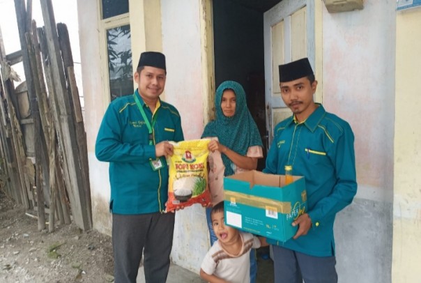 Yayasan Amil Zahir Indonesia (YAZID) menyalurkan bantuan sembako kepada mustahik di Pekanbaru (foto/ist)