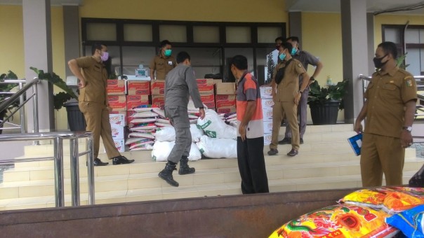 PT UKM memberikan bantuan sembako (Sembilan Bahan Pokok) ke Pemkab Kuansing (foto/int)