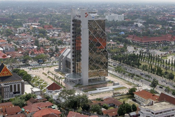 Pengamat ekonomi dari Universitas Riau, Edyanus Herman Halim mengatakan jika memang ada penolakan dari karyawan atas salah seorang calon Direktur Utama (Dirut) Bank Riau Kepri (BRK) yang telah diajukan pemegang saham ke OJK, itu berarti namanya 