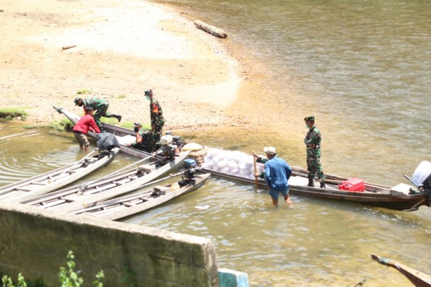 Distribusikan Bantuan Sembako ke Desa Batu Sanggan, Prajurit TNI di Kampar Kiri Harus Arungi Sungai Subayang