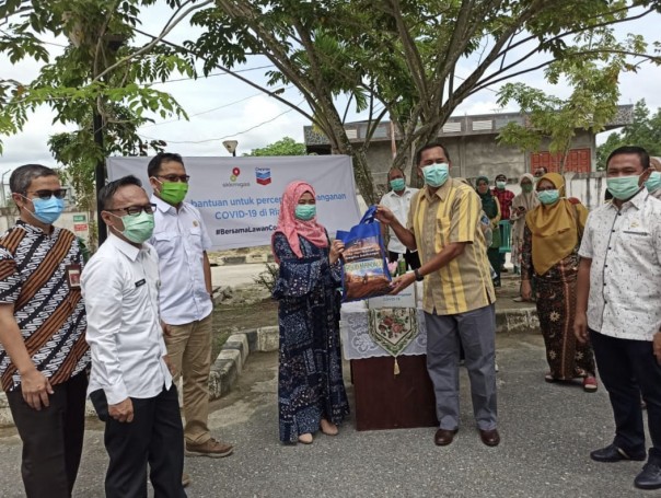 Vice President Sumatra Operations PT CPI Nurhasan memberikan bantuan ke Gugus Tugas Covid-19 Kabupaten Bengkalis.