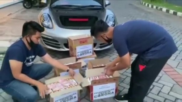 Pemuda tajir asal Surabaya bagikan bantuan di pinggir jalan