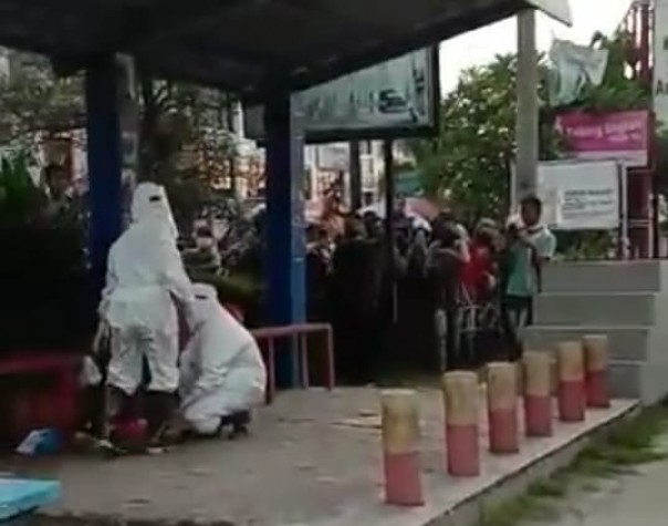 Seorang tunawisma yang ditemukan warga dalam keadaan tergeletak di halte dekat persimpangan jalan Purwodadi-HR Soebrantas Pekanbaru belum lama ini dinyatakan positif covid-19 (foto/int)