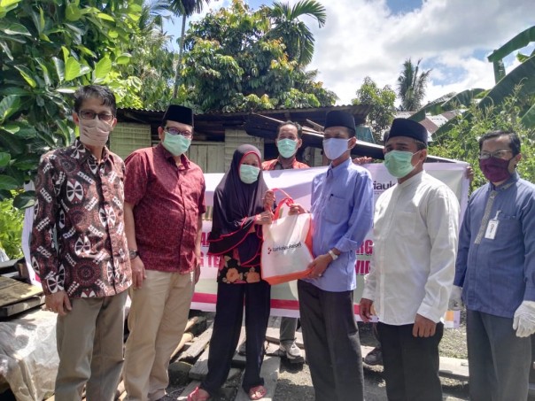 UAS Serahkan Bantuan Bank Riau Kepri ke Warga Tak Mampu