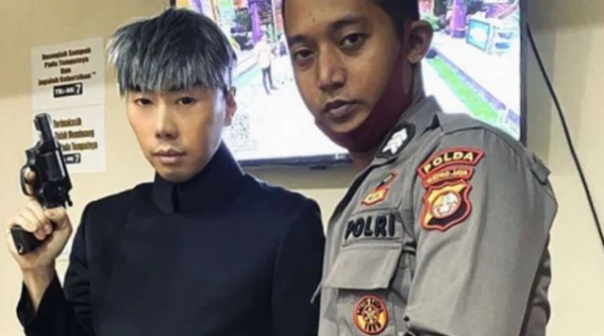 Roy Kiyoshi bersama anggota Kepolisian. Foto: int 