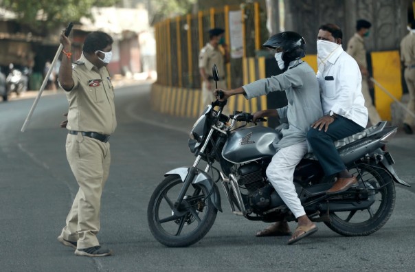 Polisi Mumbai memukul pemotor yang nekat keluar rumah