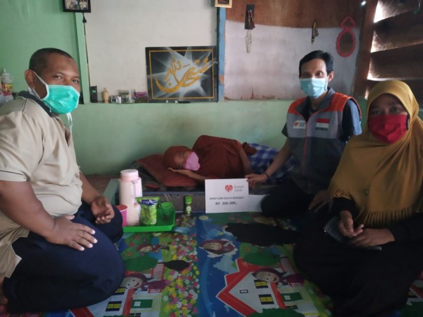 Rumah Zakat dan LPM membantu salah satu warga Pekanbaru yang menderita Diabetes dan TBC