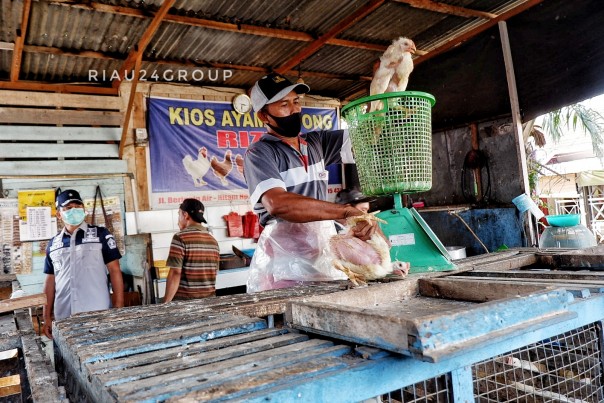 Seorang warga binaan Rizky dapat membaur dengan masyarakat dengan membuka usaha ayam potong disebuah pasar. (Foto. Amri)
