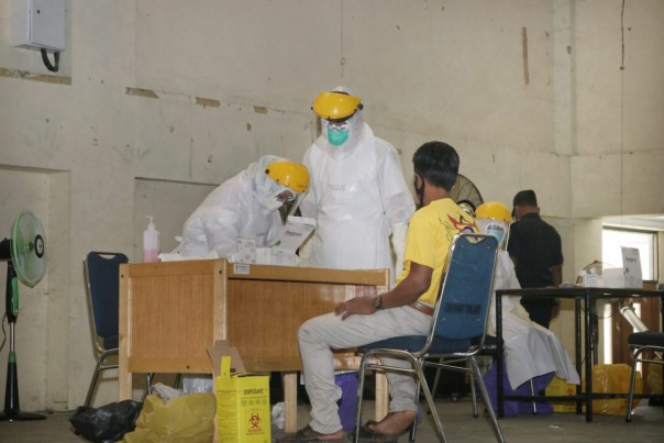 Bupati Siak Alfedri, meninjau pelaksanaan rapid test Covid-19 yang digelar di gedung olahraga kecamatan Tualang (foto/ist)