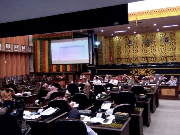Anggota DPRD kota Pekanbaru Rois, dalam rapat recofusing anggaran penanggulangan Covid-19 dengan Pemko Pekanbaru, menyampaikan protesnya atas ditandainya pakai cat pilox rumah warga penerima bantuan belum lama ini (foto/Wira)