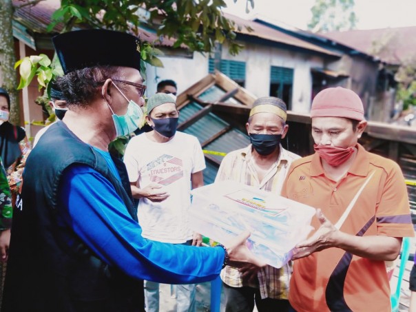 Marlis Syarif, Bersama Dandim dan Kapolsek Tembilahan Hulu Berikan Bantuan Bagi Korban Kebakaran di Parit 11 (foto/Rgo)