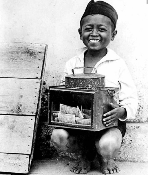Seorang anak Indonesia tersenyum saat difoto pada zaman Belanda (foto/int)
