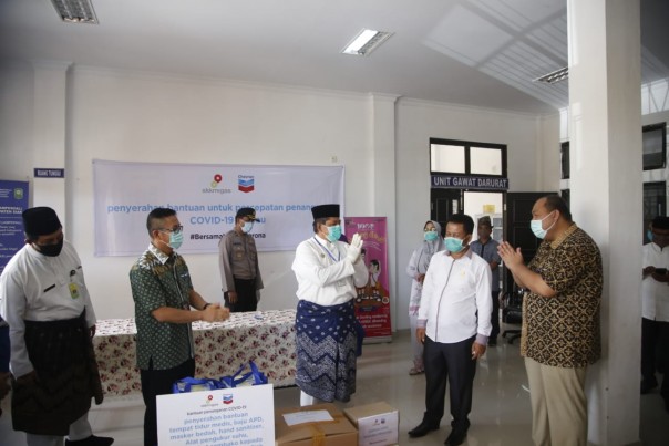 PT Chevron Pasific Indonesia (CPI) menyerahkan bantuan sejumlah alat kesehatan (alkes) untuk mendukung upaya penanggulangan Covid 19 di Kabupaten Siak (foto/Lin)