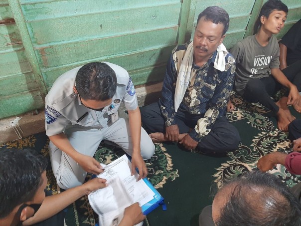 Nugroho, Petugas Jasa Raharja Samsat Ujung Batu, Rokan Hulu mendatangi keluarga korban kecelakaan maut yang terjadi di Jalan Lintas Kabun - Tandun KM 99-100. (Foto: Istimewa)