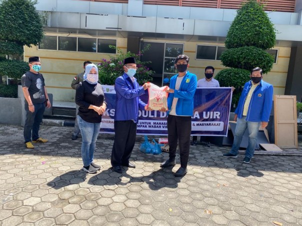 Dewan Pimpinan Pusat (DPP) Ikatan Keluarga Alumni (IKA) Universitas Islam Riau (UIR) Sabtu (9/5/2020) menyalurkan sembako sebanyak 150 paket kepada mahasiswa, alumni dan masyarakat yang terdampak secara ekonomi oleh covid-19 (foto/ist)