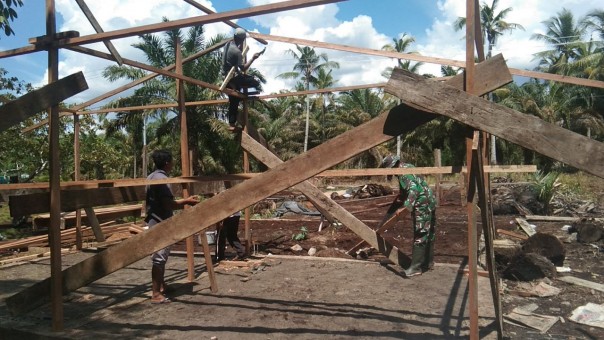 Wujudkan Kemanunggalan TNI Dan Rakyat, Babinsa Bantu Warga ...