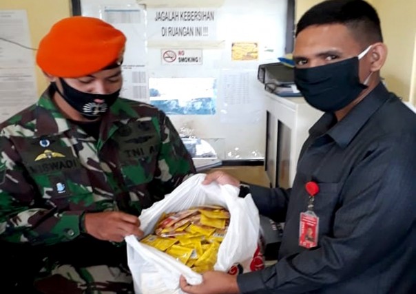 Satgas Pamrahwan Yonko 462 Paskhas Gagalkan Pengiriman Fermipan di Pos Bandara Jayapura