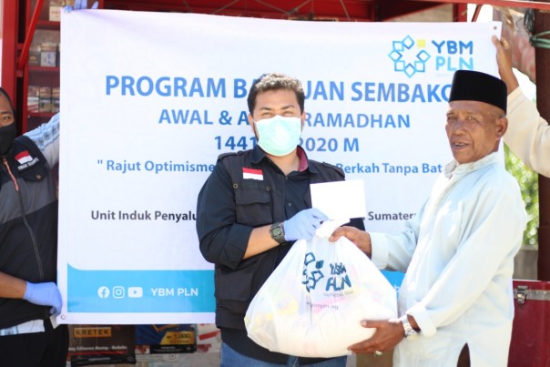 Penyaluran sembako yang dilakukan YBM PLN P3BS bersama Dompet Dhuafa Riau (Foto: Istimewa)