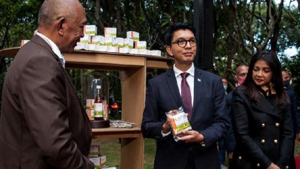 Presiden Madagaskar Andry Rajoelina meluncurkan minuman jamu herbal