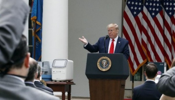 Presiden AS Donald Trump yang kembali terlibat pertengkaran dengan wartawan, saat konferensi pers di Gedung Putih. Foto: int 