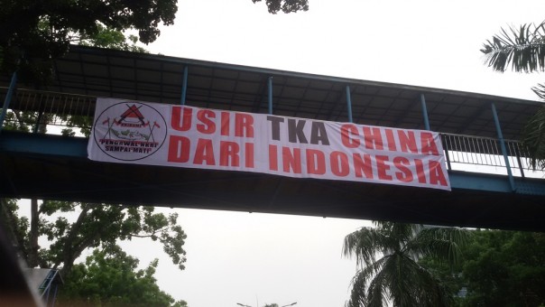 Spanduk Usir TKA China dari Indonesia di Pekanbaru
