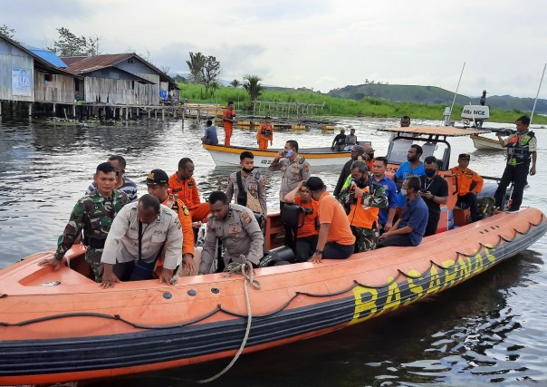 Satgas Pamrahwan Yonko 462 Paskhas Bantu Evakuasi Jatuhnya Pesawat di Danau Sentani