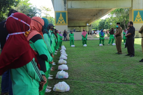 Dinas PU-Tarukim, Berikan Sembako Kepada BHL Kebersihan (foto/ist)