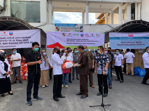 Penyerahan paket sembako dari SKK Migas-KKKS wilayah Riau kepada Walikota Pekanbaru