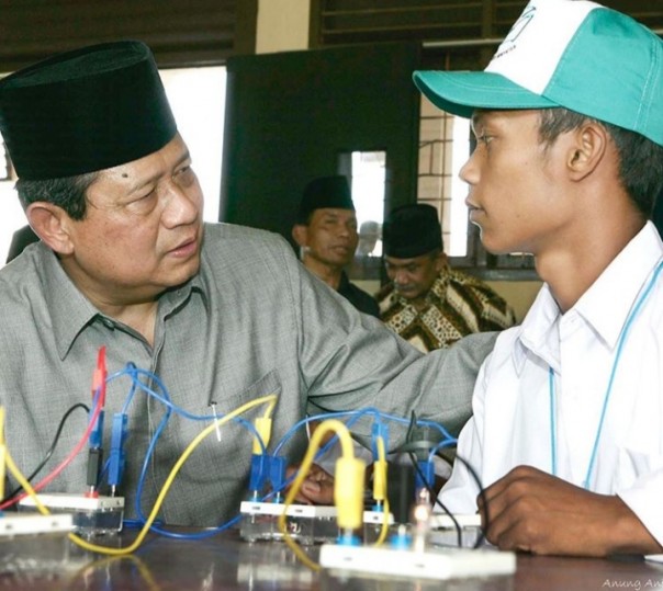 Momen SBY Berbincang Akrab Dengan Siswa sewaktu kunjungan sebagai presiden (foto/int)