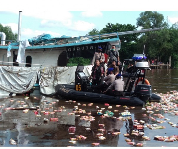 Heboh Kapal Kayu KLM Putra Sejahtera Tenggelam di Sungai Siak, Ditpolair Halau Warga yang Menjarah Barang Hanyut (foto/ist)