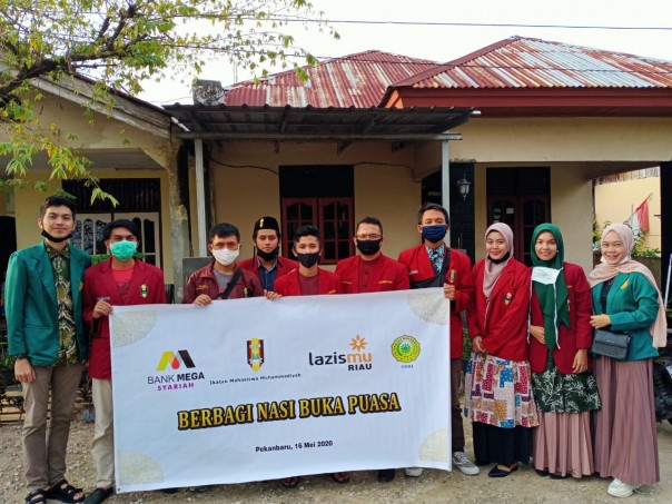 DPD IMM Riau Bagikan Ratusan Paket Nasi Berbuka Puasa (foto/ist)