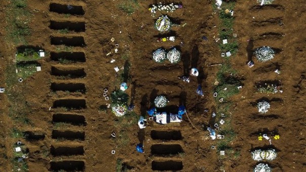 Kuburan massal korban corona di Brasil
