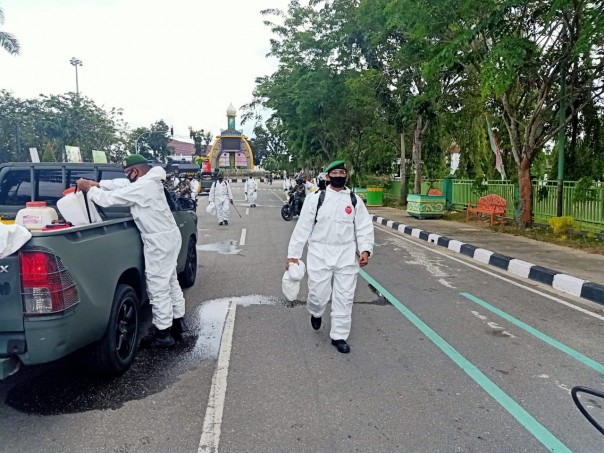 Petugas Gabungan dan TNI Lakukan Penyemprotan Disinfektan di Kota Bangkinang
