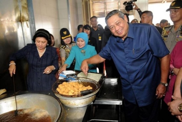 Sangat Bersahaja, Momen SBY dan Ani Yudhoyono Blusukan di Pembuatan Tahu Sumedang, Netizen: Rindu Zaman Ini (foto/int)