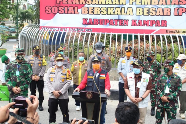 Kodim 0313/Kpr Ikut Apel Pelaksanaan Penyemprotan Serentak Dalam Rangka PSBB Kabupaten Kampar