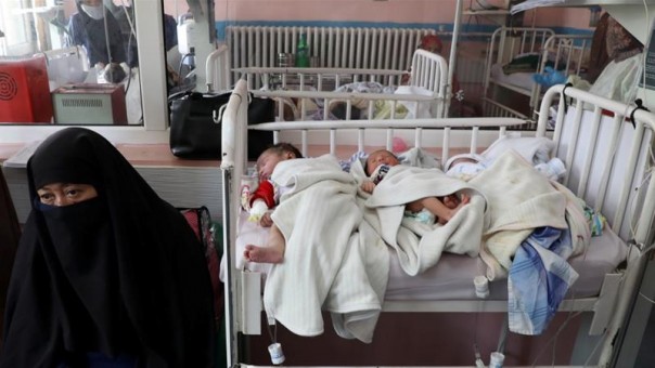 Aksi Heroik Seorang Wanita, Rela Menyusui Bayi-bayi Setelah Serangan yang Membunuh 24 Wanita yang Baru Melahirkan di ibukota Afghanistan, Membuat Dunia Tersentak