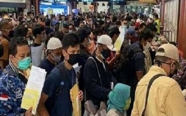 Ribuan orang berjejalan di Bandara Soetta. Foto: int
